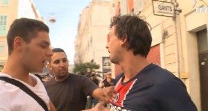 Il se balade avec le maillot du PSG en plein Marseille