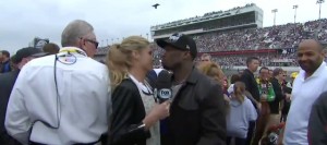 50 Cent tente d'embrasser Erin Andrews au Daytona 500...