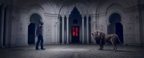 Maître Gims présente le Lion du clip Meurtre par strangulation