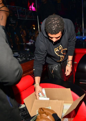 Drake balance 50 000 dollars dans strip club