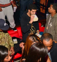 Drake balance 50 000 dollars dans strip club