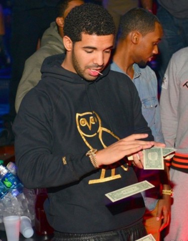Drake balance 50 000 dollars dans strip club