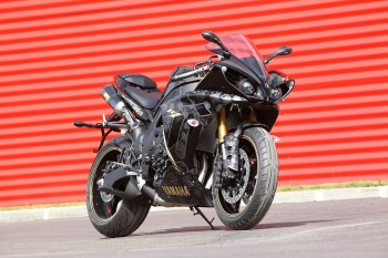 Booba présente la Yamaha R1 Unkut !