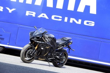 Booba présente la Yamaha R1 Unkut !