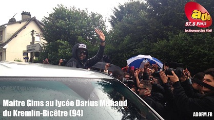 Maître Gims crée une émeute à la sortie d'un lycée