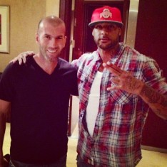 Booba s'affiche avec Zinedine Zidane et Mesut Özil