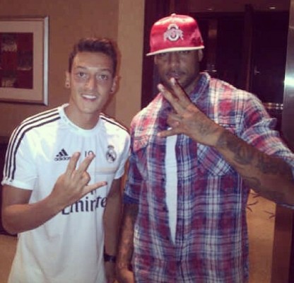 Booba s'affiche avec Zinedine Zidane et Mesut Özil
