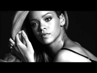 Rihanna présente son parfum Rogue by Rihanna