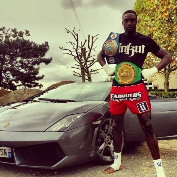 Booba : après les footballeurs, un champion de Muay-thaï pose en Ünkut(2)