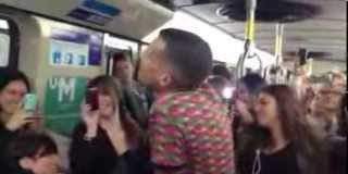Stromae chante Formidable dans le métro de Montréal