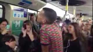 Stromae chante Formidable dans le métro de Montréal