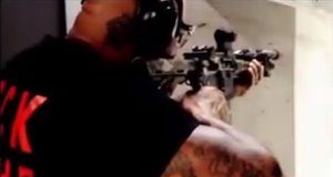 Booba poste une vidéo ou il tire au fusil à lunette…