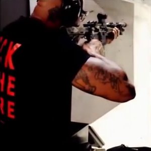Booba poste une vidéo ou il tire au fusil à lunette...