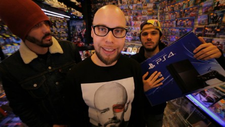 Orelsan et Gringe dans le Superstore spécial PS4