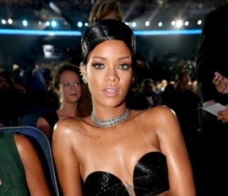 Rihanna : prend une porte en pleine tête