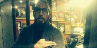 Médine soutien Dieudonné en faisant une Quenelle