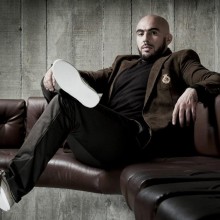 Médine soutien Dieudonné en faisant une Quenelle