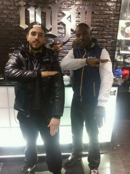 Coco Tkt clash Booba et fait une quenelle dans une boutique Unkut