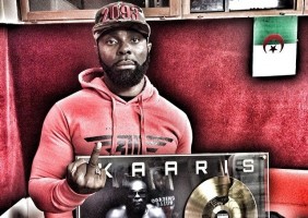 Kaaris pose avec son Disque D'Or et remercie ses fans