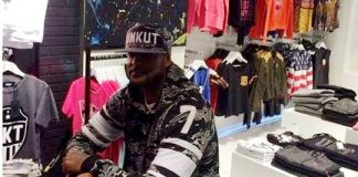 Booba inaugure une boutique Unkut devant une marée de fans excités