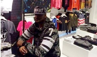 Booba inaugure une boutique Unkut devant une marée de fans excités