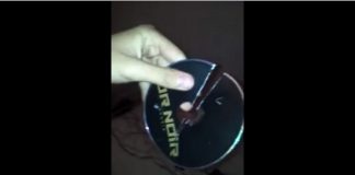 Booba un de ses fans casse explose un cd de l’album Or Noir de Kaaris