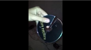 Un fan de Booba casse un CD « OR NOIR » de kaaris