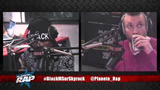 Kev Adams au téléphone, pour le Planète Rap de Black M