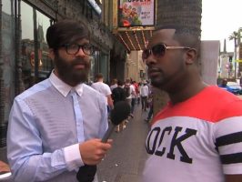 Drake déguisé, il interview des gens pour savoir ce qu'ils pensent de lui