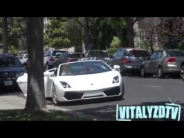 Un homme réussi à draguer des filles avec une Lamborghini sans parler