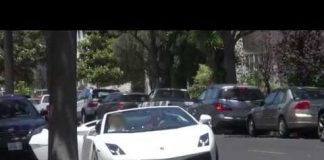 Un homme réussi à draguer des filles avec une Lamborghini sans parler
