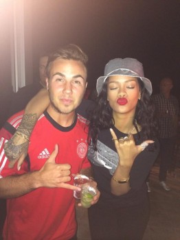 Rihanna fête la victoire Allemande avec les joueurs !