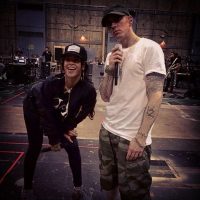 Eminem et Rihanna réalisent le Ice Bucket en plein concert !