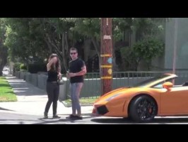 Un homme piège une femme avec sa lamborghini !