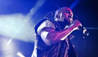 Kanye West en plein concert il demande à des handicapés de se lever !
