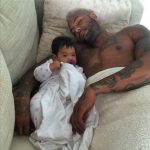Booba pose OKLM avec sa petite fille Luna