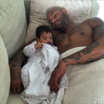 Booba pose OKLM avec sa petite fille Luna