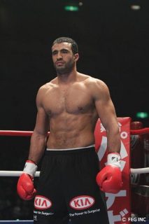 Badr Hari va monter sur le ring mais contre un inconnu : Arnold Oborotov