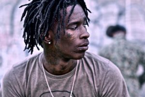 Young Thug se fume un blunt avec un billet de 100 $