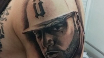 Un Fan se fait tatouer le portrait de Booba !