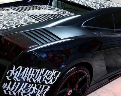 Chris Brown fait peindre les lyrics de 2Pac sur sa Lamborghini !