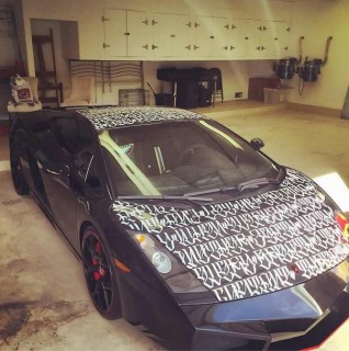 Chris Brown fait peindre les lyrics de 2Pac sur sa Lamborghini !