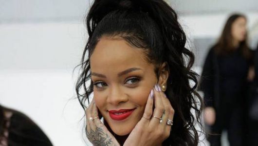 Rihanna en pleine écoute de son album Anti avec un casque en or !