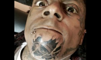 Lil Wayne se tatoue un œil géant sur le visage !
