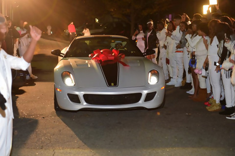 Lil Wayne offre 2 voitures de luxe à sa fille pour son anniversaire !