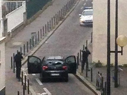 Charlie Hebdo : les 1ères images de l'attentat à la kalachnikov