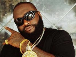 Rick ross se tatoue le logo des Miami Heat sur le visage