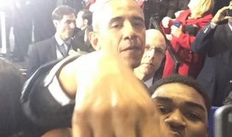 Quand le président Obama reprend le signe d'un gang (PHOTO)