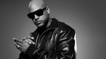 Booba pose en accord avec sa nouvelle Rolls Royce