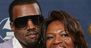 Kanye West rappe avec sa défunte mère, la vidéo émouvante de leur duo